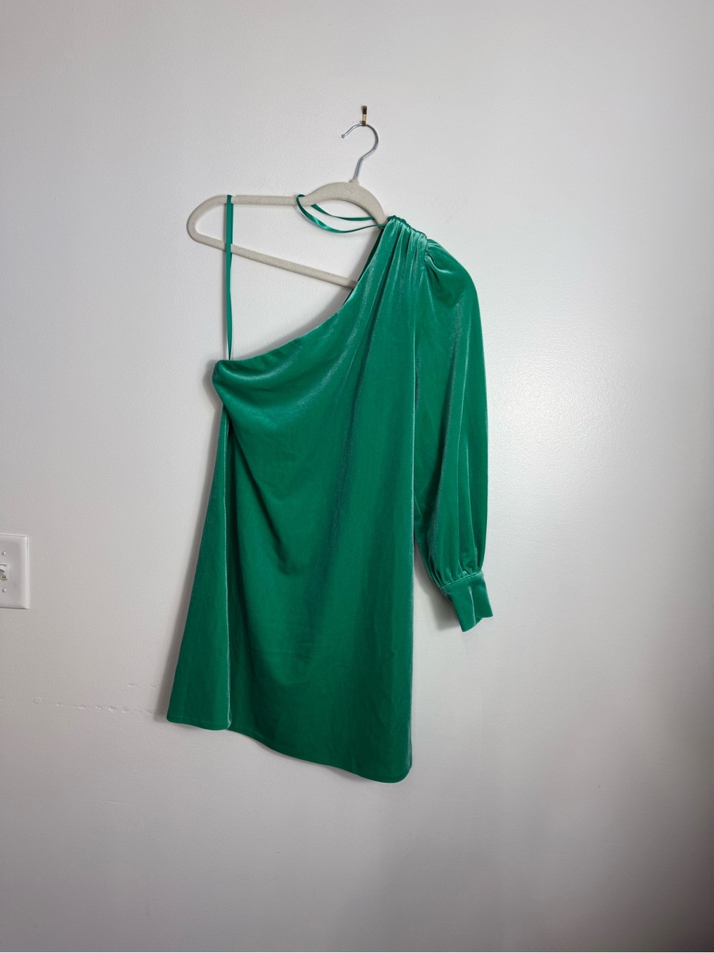 edge One-Shoulder Emerald Green Mini Dress with Draped Sleeve